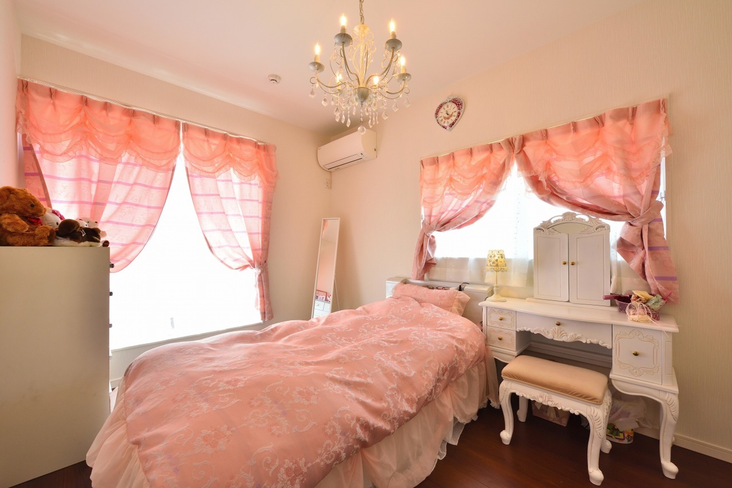 ホワイトとピンクを基調としたお姫様のような居室