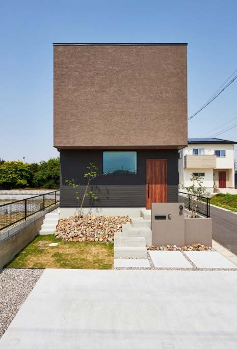 窓配置と玄関の見せ方で整える