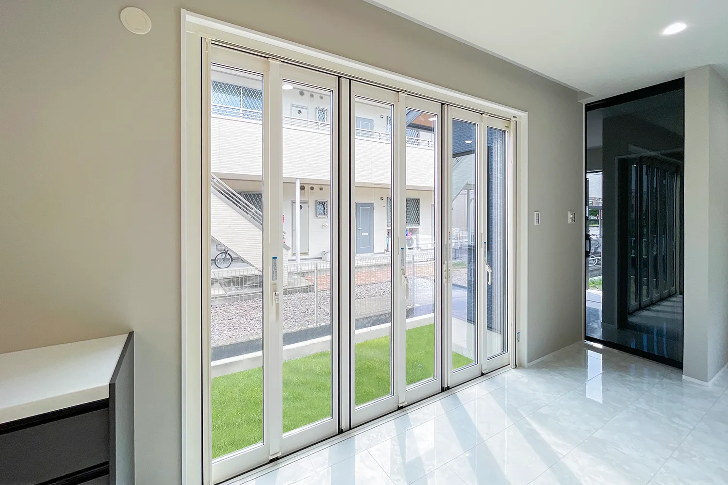 ６枚折れ戸　窓