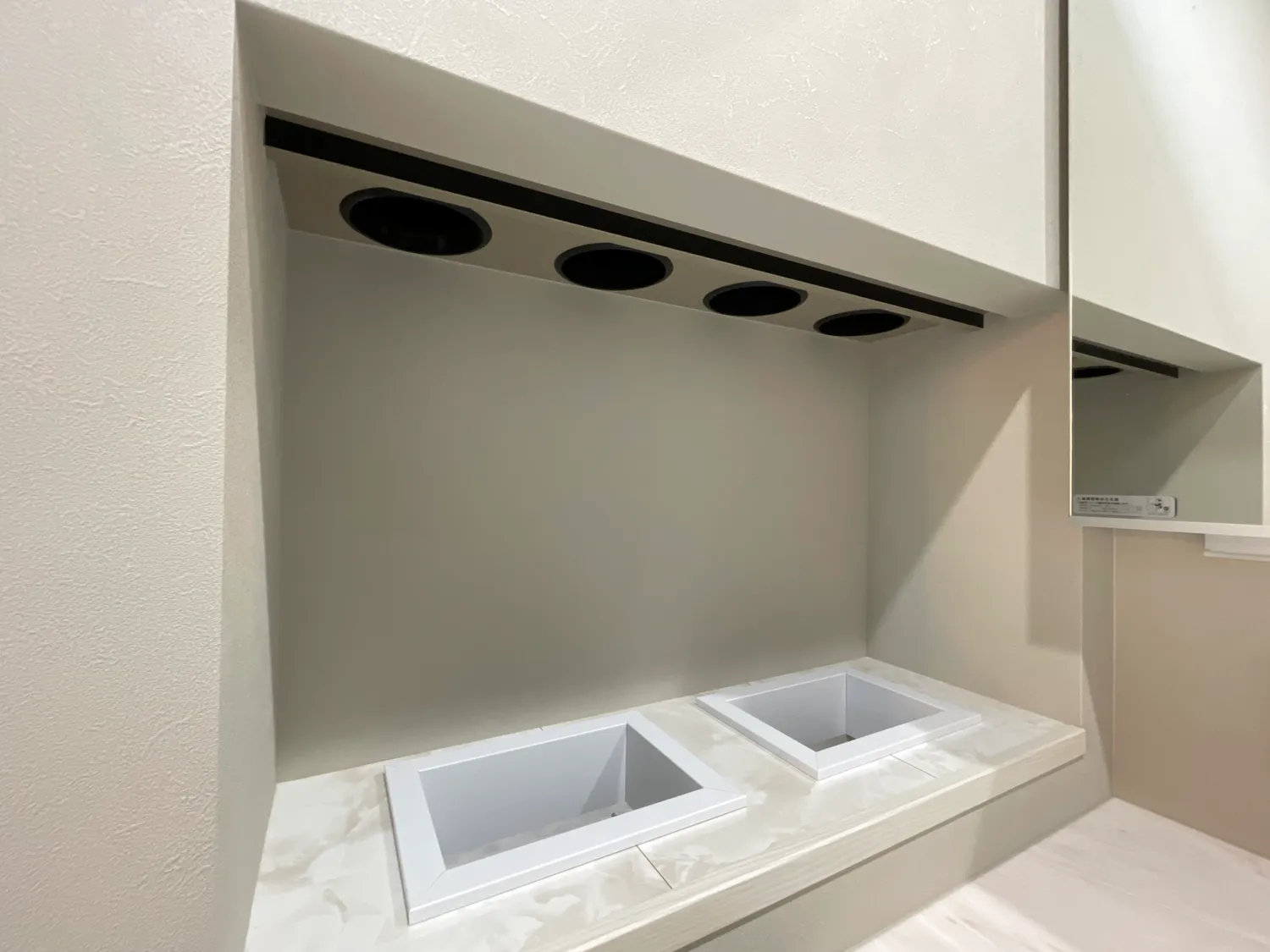 埋め込み型　タオル収納　洗濯物入れ