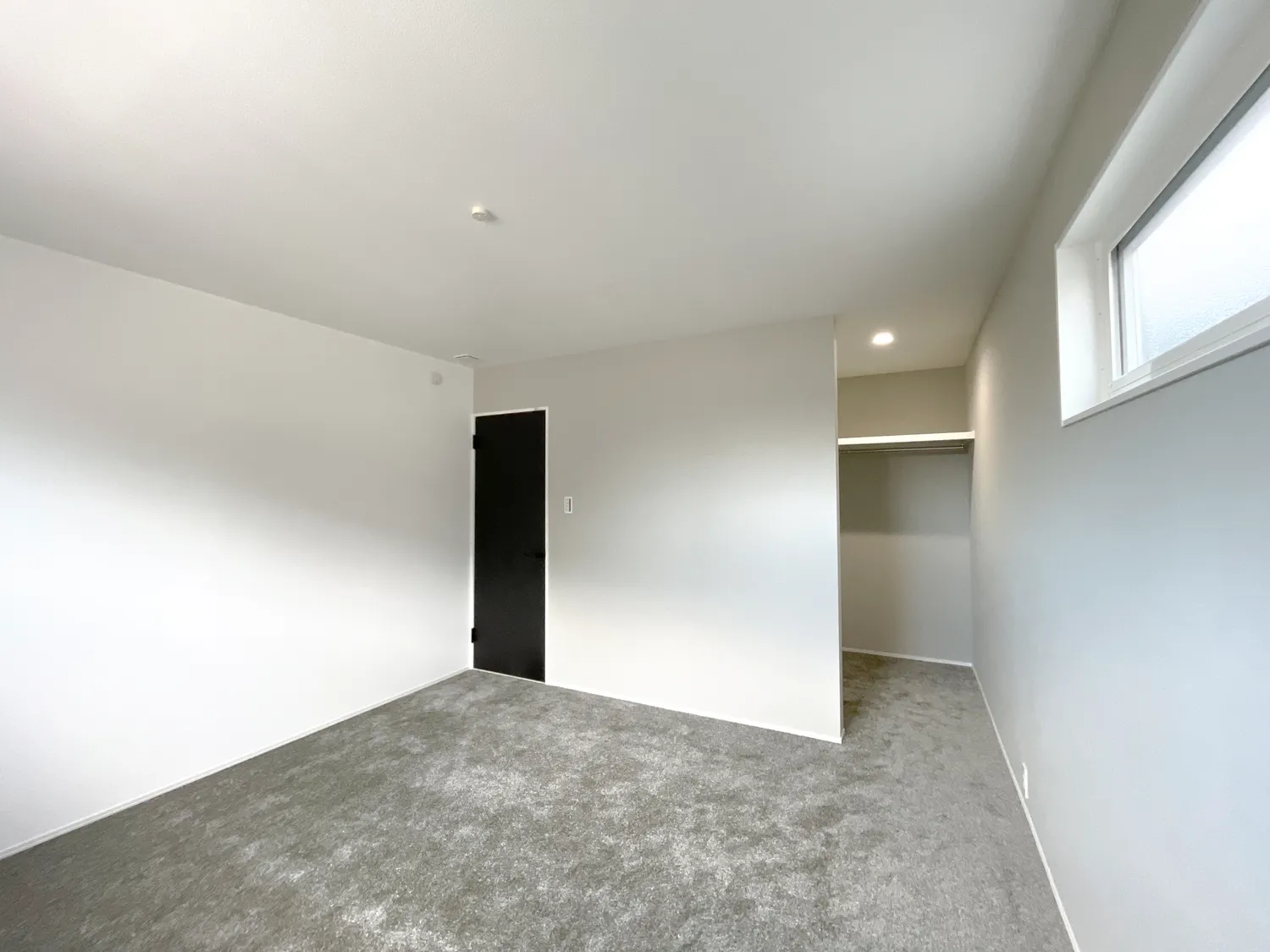 寝室　カーペット敷き