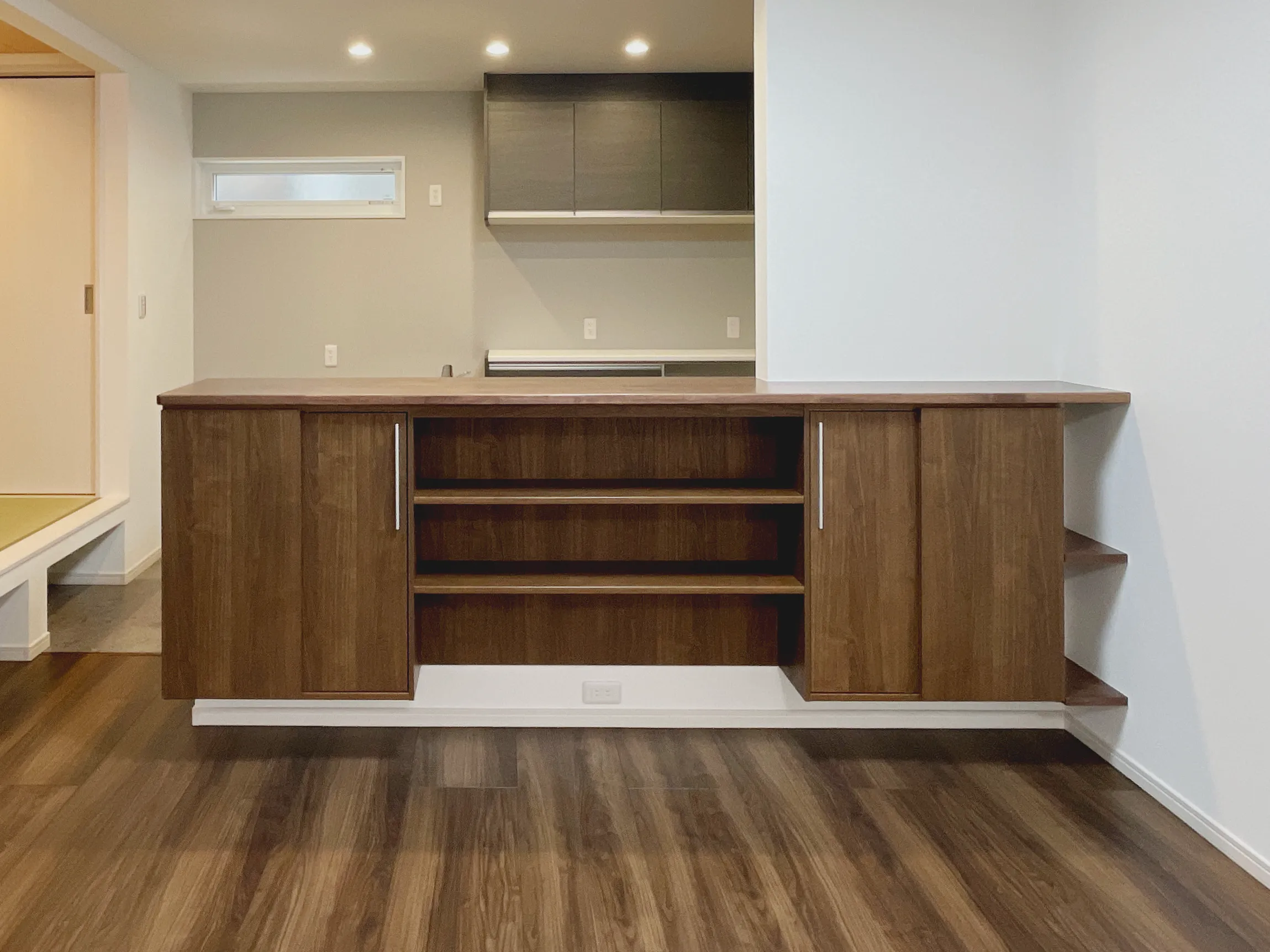 棚を付けたキッチンカウンター