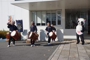 創作和太鼓集団「響」様とパンダくん（社員）